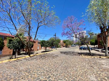 VDEPARTAMENTO EN RENTA A UNOS PASOS DE LOS ARCOS, SOBRE BERNARDO QUINTANA, QRO