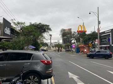 Alquilo excelente local comercial a pocos metros del Óvalo Gutiérrez. Cuadra 1 de la Av. Emilio Cavenecia
