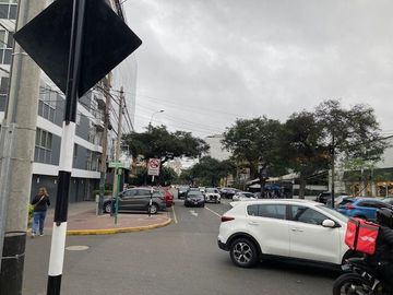 Alquilo excelente local comercial a pocos metros del Óvalo Gutiérrez. Cuadra 1 de la Av. Emilio Cavenecia