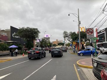 Alquilo excelente local comercial a pocos metros del Óvalo Gutiérrez. Cuadra 1 de la Av. Emilio Cavenecia