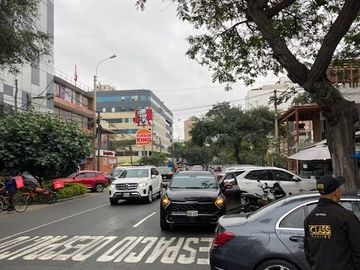 Alquilo excelente local comercial a pocos metros del Óvalo Gutiérrez. Cuadra 1 de la Av. Emilio Cavenecia