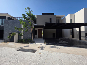 CASA EN MERIDA MUY AMPLIA, ACABADOS DE LUJO, CUENTA CON TODOS LOS SERVICIOS Y AMENIDADES.