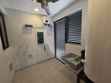 CASA EN MERIDA MUY AMPLIA, ACABADOS DE LUJO, CUENTA CON TODOS LOS SERVICIOS Y AMENIDADES.