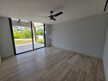 CASA EN MERIDA MUY AMPLIA, ACABADOS DE LUJO, CUENTA CON TODOS LOS SERVICIOS Y AMENIDADES.