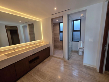 CASA EN MERIDA MUY AMPLIA, ACABADOS DE LUJO, CUENTA CON TODOS LOS SERVICIOS Y AMENIDADES.