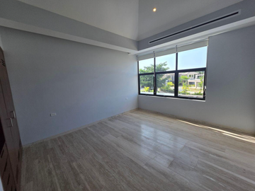 CASA EN MERIDA MUY AMPLIA, ACABADOS DE LUJO, CUENTA CON TODOS LOS SERVICIOS Y AMENIDADES.