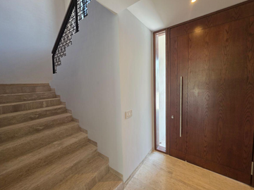 CASA EN MERIDA MUY AMPLIA, ACABADOS DE LUJO, CUENTA CON TODOS LOS SERVICIOS Y AMENIDADES.