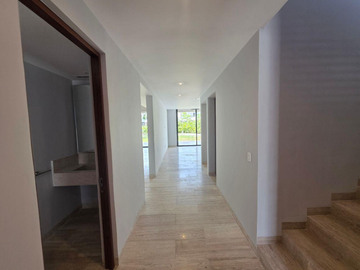 CASA EN MERIDA MUY AMPLIA, ACABADOS DE LUJO, CUENTA CON TODOS LOS SERVICIOS Y AMENIDADES.