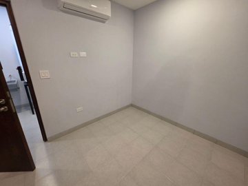 CASA EN MERIDA MUY AMPLIA, ACABADOS DE LUJO, CUENTA CON TODOS LOS SERVICIOS Y AMENIDADES.