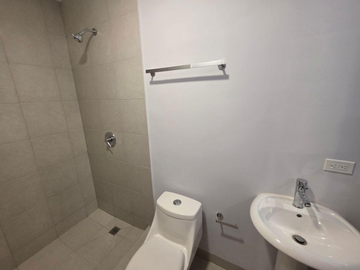 CASA EN MERIDA MUY AMPLIA, ACABADOS DE LUJO, CUENTA CON TODOS LOS SERVICIOS Y AMENIDADES.