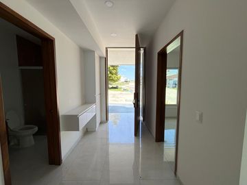 Casa en Esquina con 5 Recámaras y Jardín en Valle Imperial | $32,000