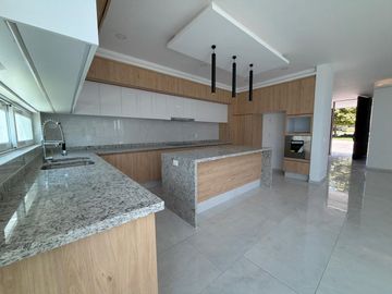 Casa en Esquina con 5 Recámaras y Jardín en Valle Imperial | $32,000