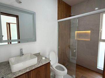 Casa en Esquina con 5 Recámaras y Jardín en Valle Imperial | $32,000