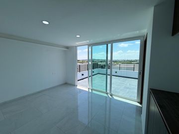 Casa en Esquina con 5 Recámaras y Jardín en Valle Imperial | $32,000