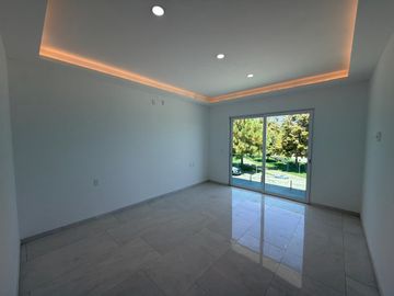 Casa en Esquina con 5 Recámaras y Jardín en Valle Imperial | $32,000