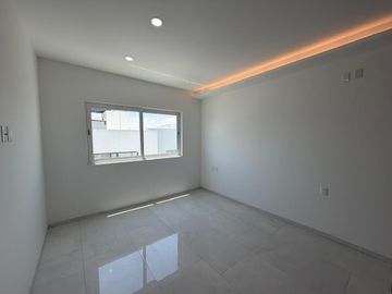 Casa en Esquina con 5 Recámaras y Jardín en Valle Imperial | $32,000