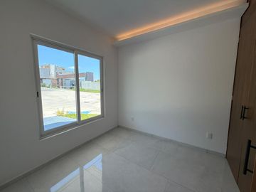 Casa en Esquina con 5 Recámaras y Jardín en Valle Imperial | $32,000