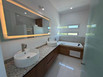 Casa en Esquina con 5 Recámaras y Jardín en Valle Imperial | $32,000