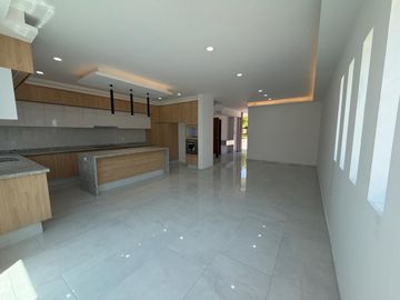 Casa en Esquina con 5 Recámaras y Jardín en Valle Imperial | $32,000
