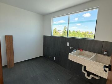 Casa en Esquina con 5 Recámaras y Jardín en Valle Imperial | $32,000
