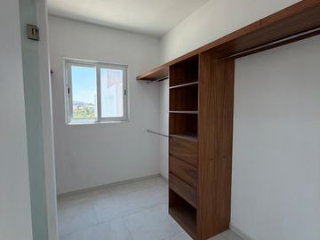 Casa en Esquina con 5 Recámaras y Jardín en Valle Imperial | $32,000