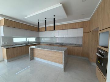 Casa en Esquina con 5 Recámaras y Jardín en Valle Imperial | $32,000