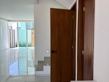 Casa en Esquina con 5 Recámaras y Jardín en Valle Imperial | $32,000