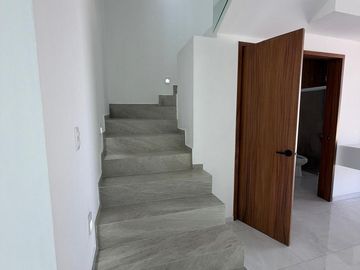 Casa en Esquina con 5 Recámaras y Jardín en Valle Imperial | $32,000