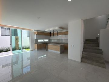 Casa en Esquina con 5 Recámaras y Jardín en Valle Imperial | $32,000