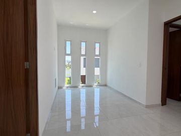 Casa en Esquina con 5 Recámaras y Jardín en Valle Imperial | $32,000