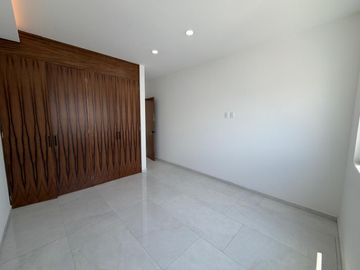 Casa en Esquina con 5 Recámaras y Jardín en Valle Imperial | $32,000