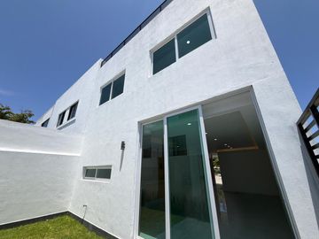 Casa en Esquina con 5 Recámaras y Jardín en Valle Imperial | $32,000