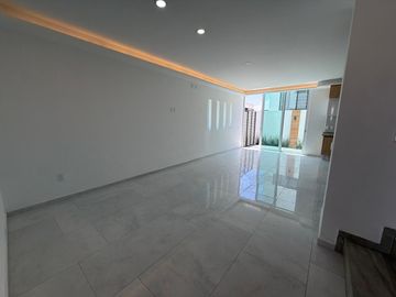 Casa en Esquina con 5 Recámaras y Jardín en Valle Imperial | $32,000