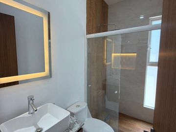 Casa en Esquina con 5 Recámaras y Jardín en Valle Imperial | $32,000