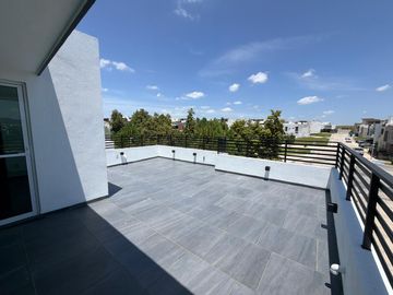 Casa en Esquina con 5 Recámaras y Jardín en Valle Imperial | $32,000