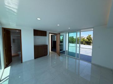 Casa en Esquina con 5 Recámaras y Jardín en Valle Imperial | $32,000