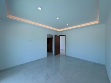 Casa en Esquina con 5 Recámaras y Jardín en Valle Imperial | $32,000