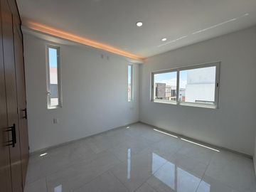 Casa en Esquina con 5 Recámaras y Jardín en Valle Imperial | $32,000