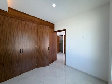 Casa en Esquina con 5 Recámaras y Jardín en Valle Imperial | $32,000