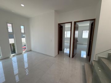 Casa en Esquina con 5 Recámaras y Jardín en Valle Imperial | $32,000