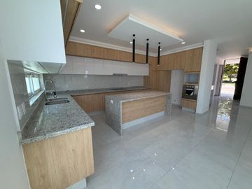 Casa en Esquina con 5 Recámaras y Jardín en Valle Imperial | $32,000