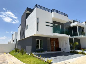 Casa en Esquina con 5 Recámaras y Jardín en Valle Imperial | $32,000