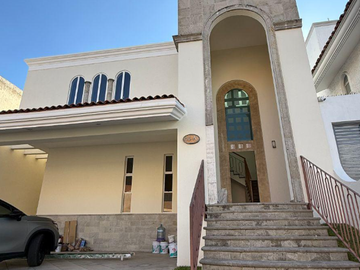 CASA EN ZAPOPAN SUPER AMPLIA, ACABADOS DE LUJO, CUENTA CON TODOS LOS SERVICIOS Y AMENIDADES.