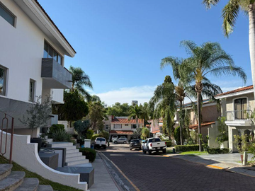 CASA EN ZAPOPAN SUPER AMPLIA, ACABADOS DE LUJO, CUENTA CON TODOS LOS SERVICIOS Y AMENIDADES.