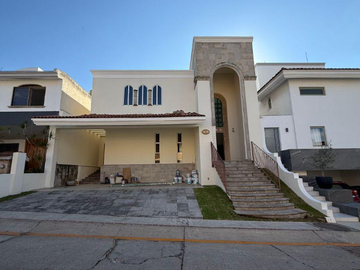 CASA EN ZAPOPAN SUPER AMPLIA, ACABADOS DE LUJO, CUENTA CON TODOS LOS SERVICIOS Y AMENIDADES.
