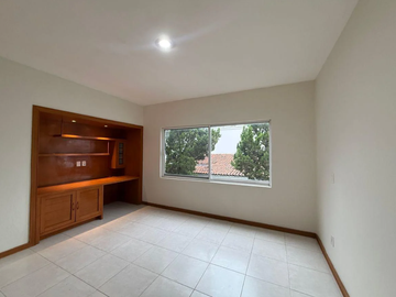 CASA EN ZAPOPAN SUPER AMPLIA, ACABADOS DE LUJO, CUENTA CON TODOS LOS SERVICIOS Y AMENIDADES.