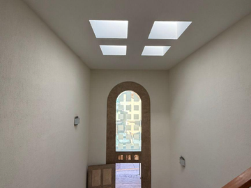 CASA EN ZAPOPAN SUPER AMPLIA, ACABADOS DE LUJO, CUENTA CON TODOS LOS SERVICIOS Y AMENIDADES.