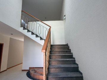 CASA EN ZAPOPAN SUPER AMPLIA, ACABADOS DE LUJO, CUENTA CON TODOS LOS SERVICIOS Y AMENIDADES.