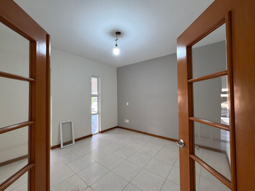 CASA EN ZAPOPAN SUPER AMPLIA, ACABADOS DE LUJO, CUENTA CON TODOS LOS SERVICIOS Y AMENIDADES.