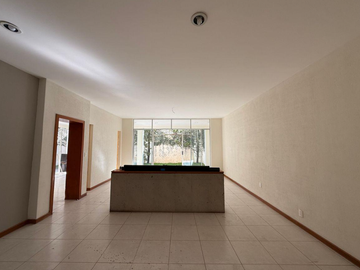 CASA EN ZAPOPAN SUPER AMPLIA, ACABADOS DE LUJO, CUENTA CON TODOS LOS SERVICIOS Y AMENIDADES.
